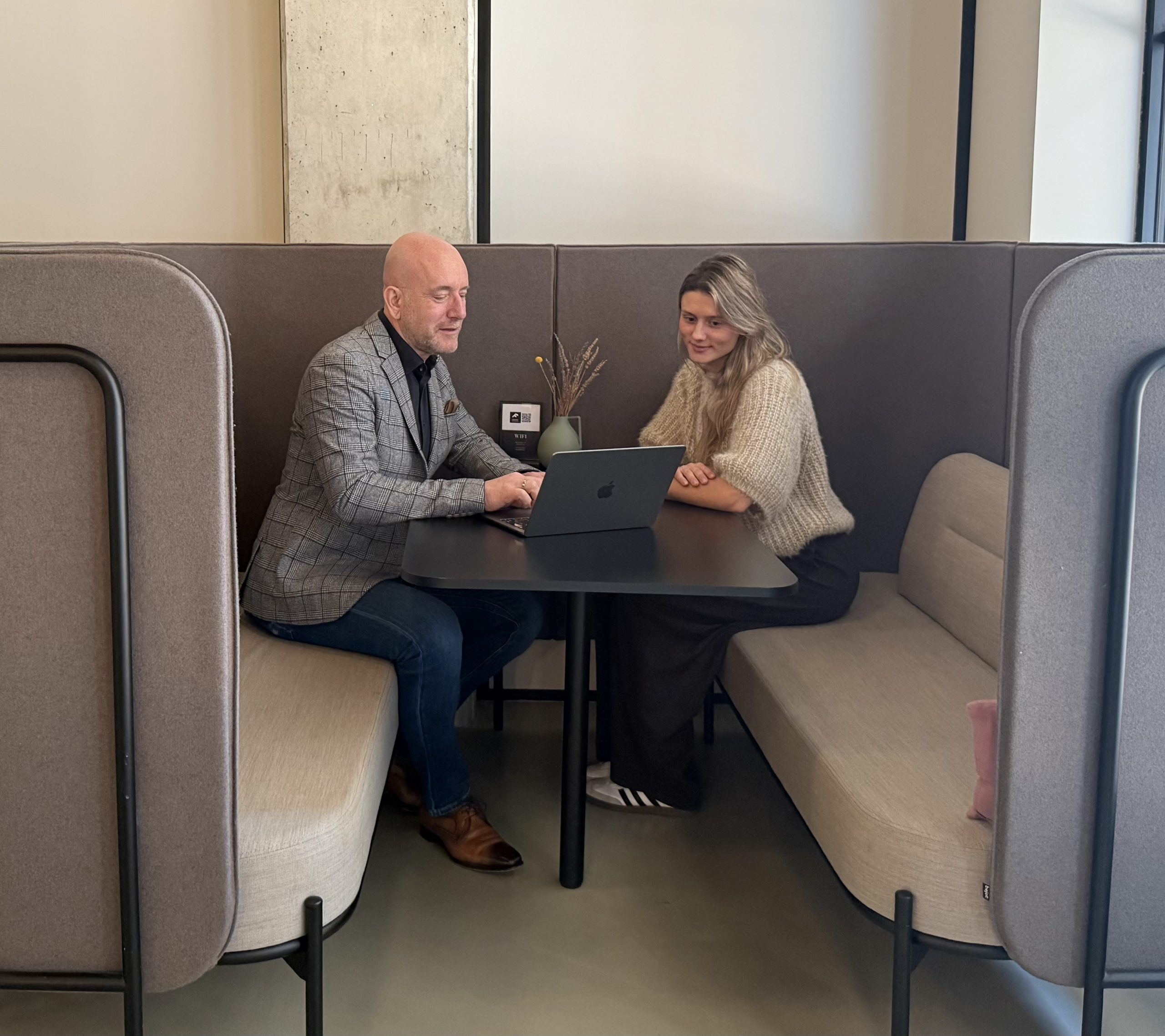 Foto met Ron Experts in overleg over NIS2