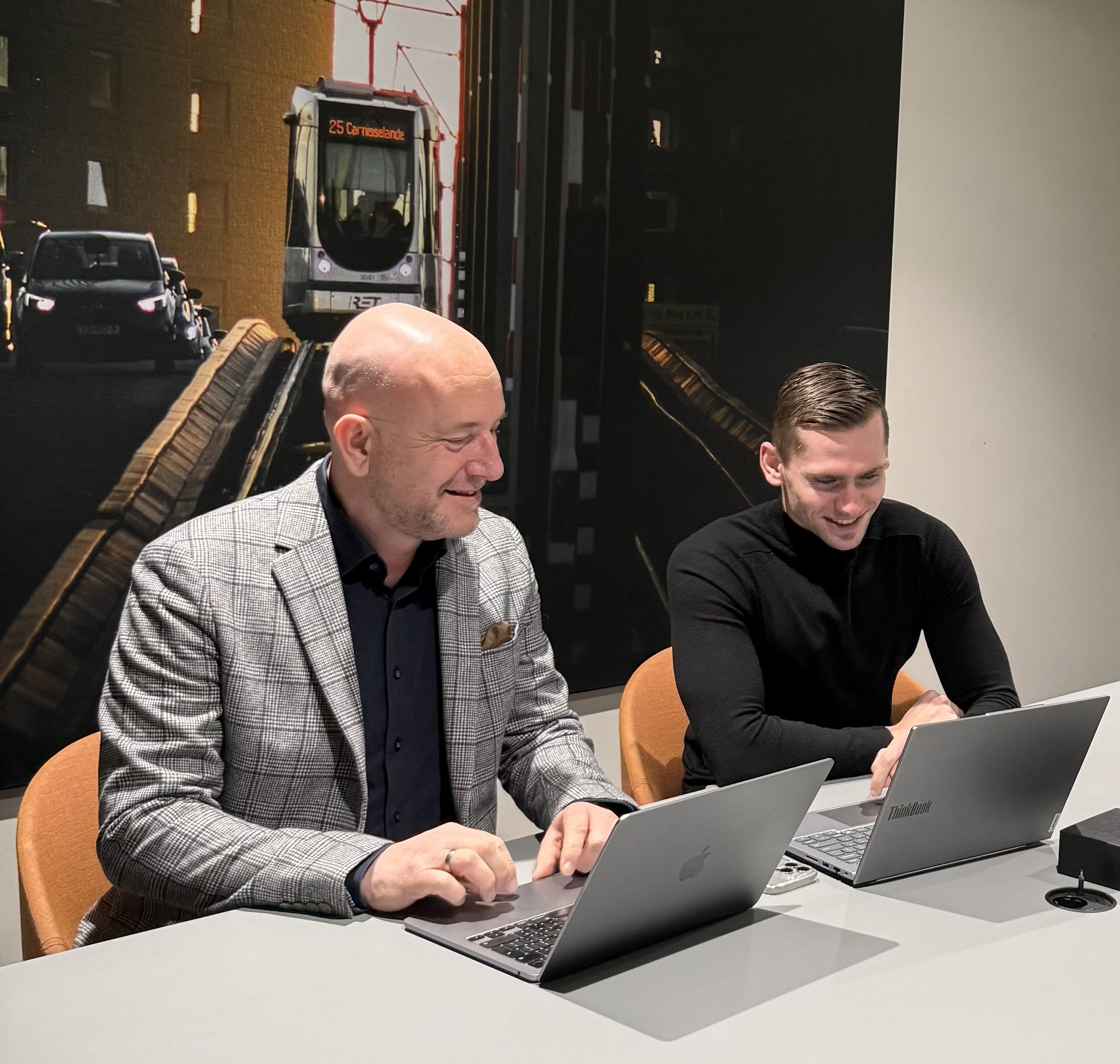 Ron en Rens Consultants in overleg over procesoptimalisatie en bedrijfsverbetering