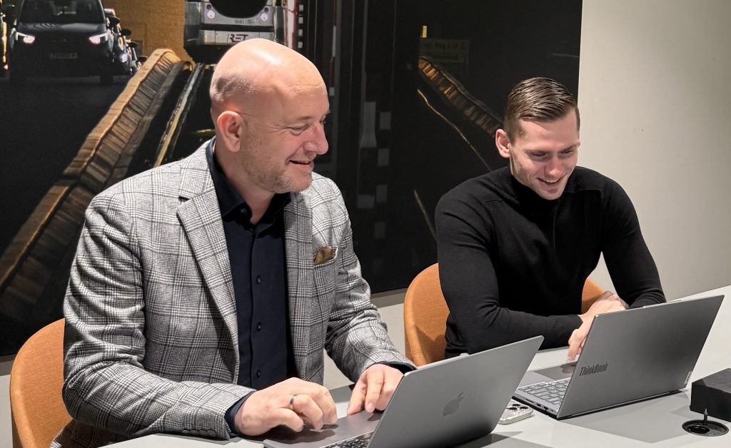 Er was eens een organisatie die genoeg had van dikke rapporten in lades. Dat was het startpunt van Blauwhuys: een team van denkers én doeners dat gelooft dat echte verandering pas gebeurt als processen en systemen ook écht werken in de praktijk.